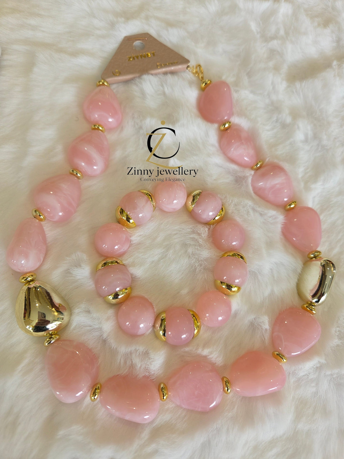 High-quality jewelry sets with shiny, colorful pearls and elegant gold-colored accents – perfect for a stylish and luxurious look.