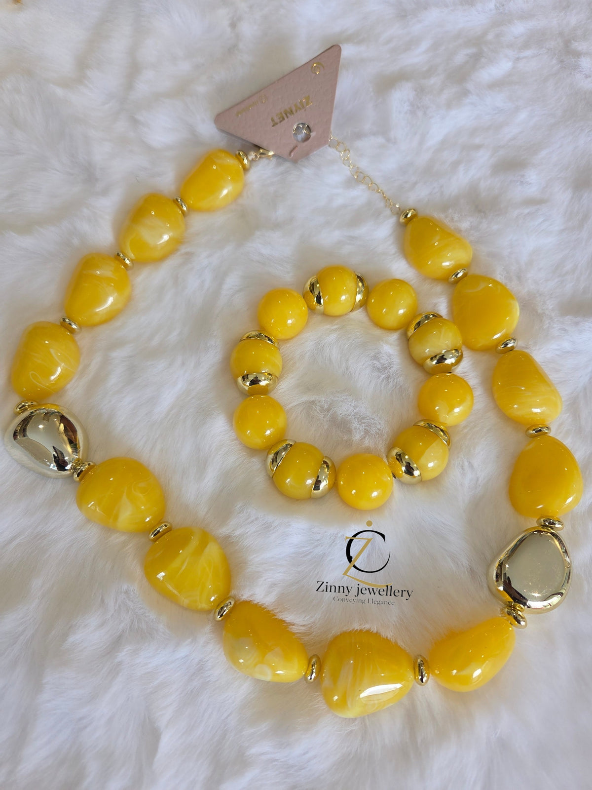 High-quality jewelry sets with shiny, colorful pearls and elegant gold-colored accents – perfect for a stylish and luxurious look.