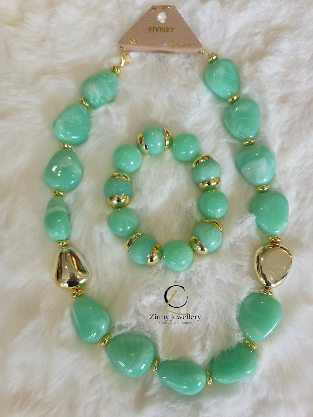 High-quality jewelry sets with shiny, colorful pearls and elegant gold-colored accents – perfect for a stylish and luxurious look.