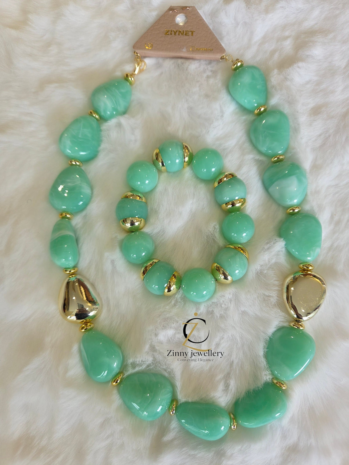 High-quality jewelry sets with shiny, colorful pearls and elegant gold-colored accents – perfect for a stylish and luxurious look.