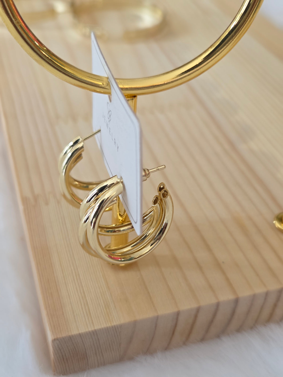 * Elegante goldene Creolen.