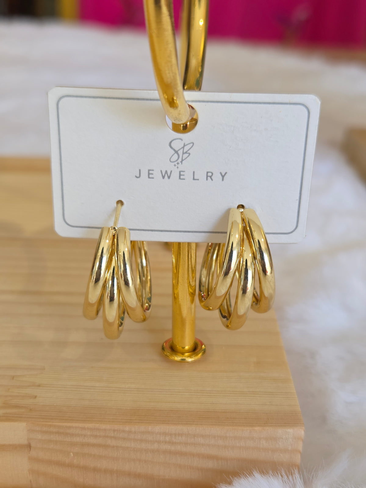 * Elegante goldene Creolen.