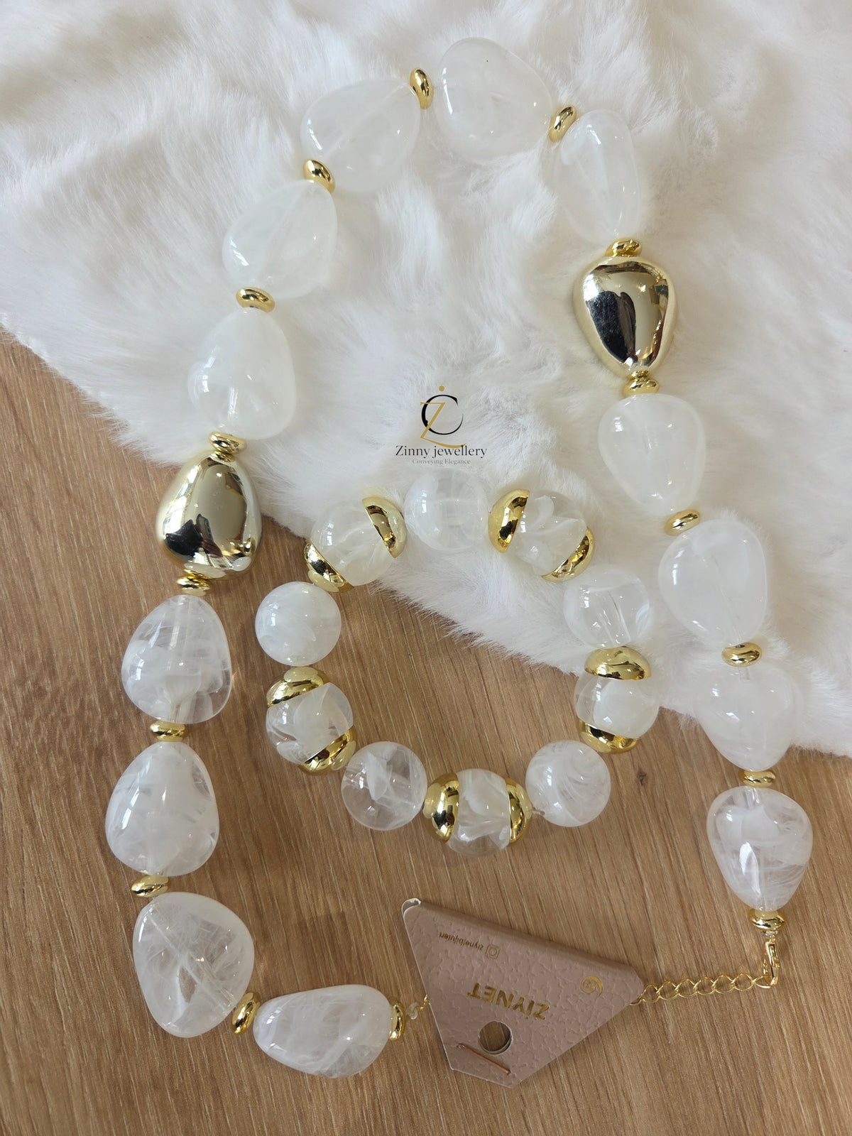 High-quality jewelry sets with shiny, colorful pearls and elegant gold-colored accents – perfect for a stylish and luxurious look.