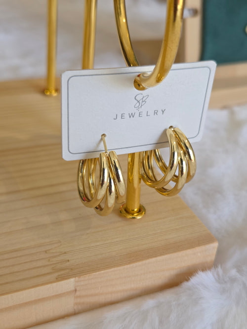 * Elegante goldene Creolen.