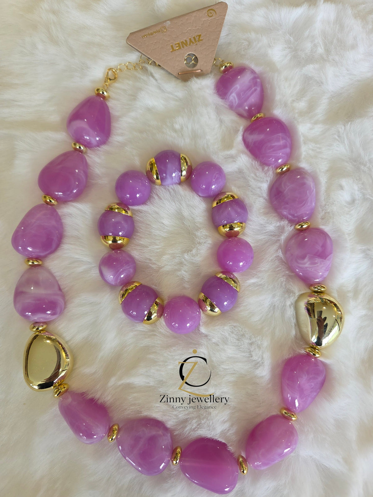 High-quality jewelry sets with shiny, colorful pearls and elegant gold-colored accents – perfect for a stylish and luxurious look.