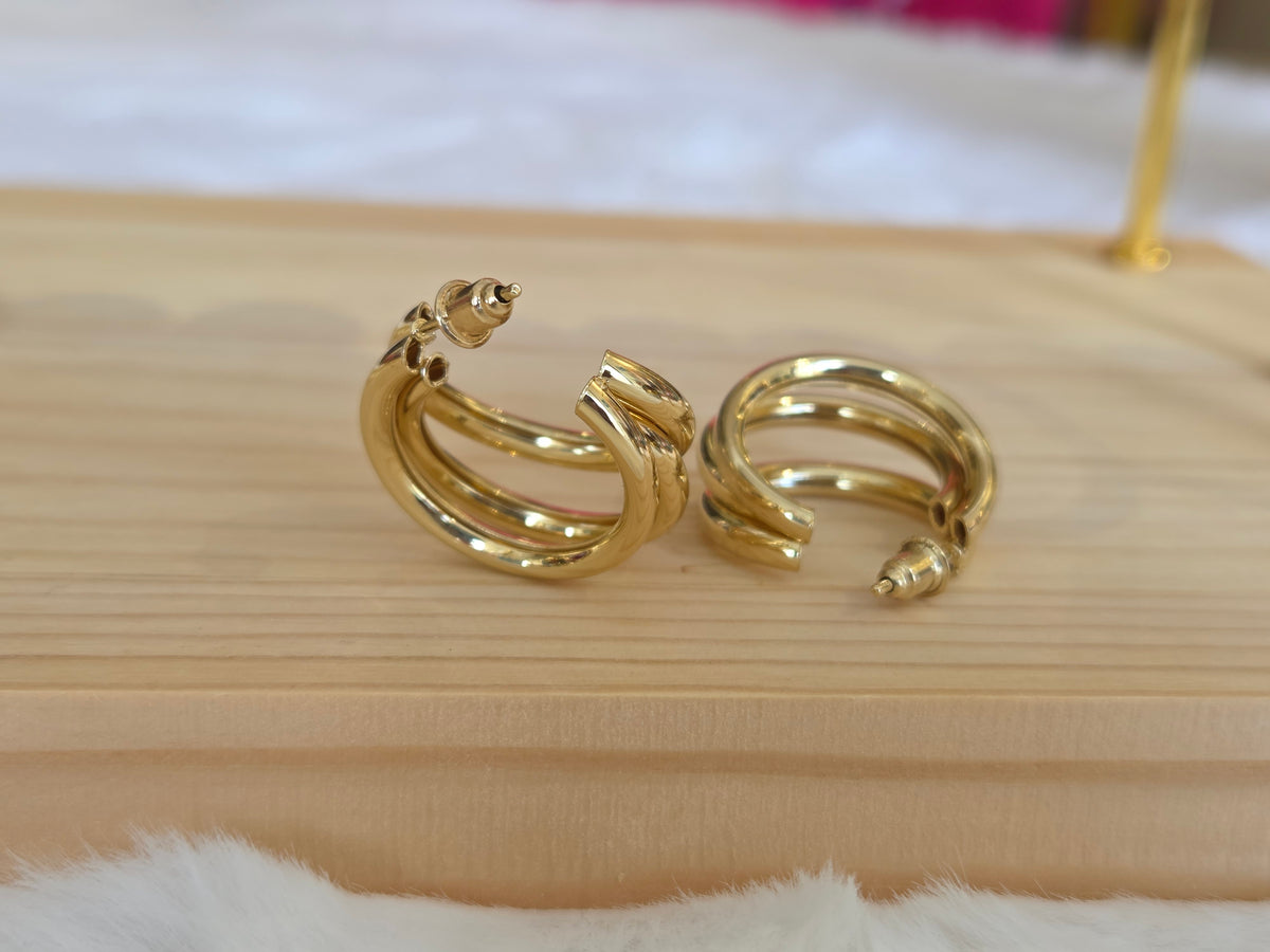 * Elegante goldene Creolen.
