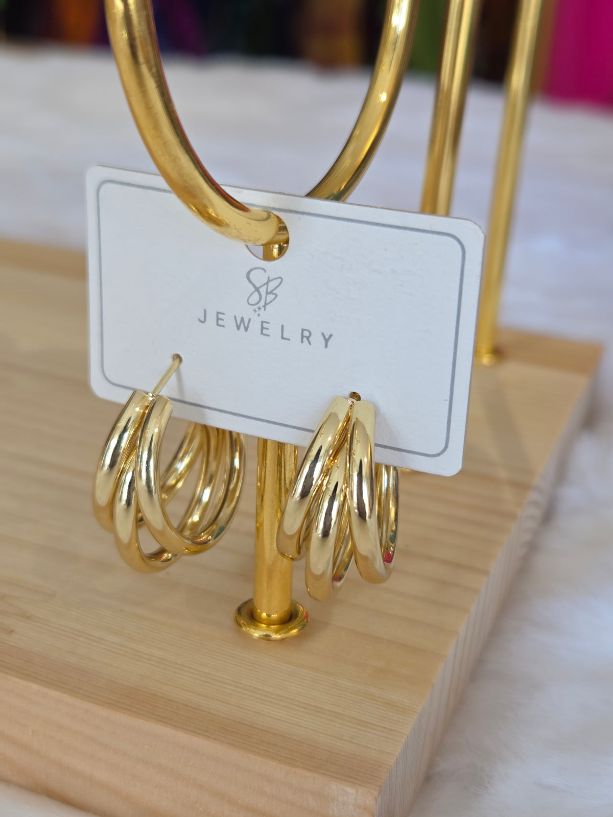 * Elegante goldene Creolen.