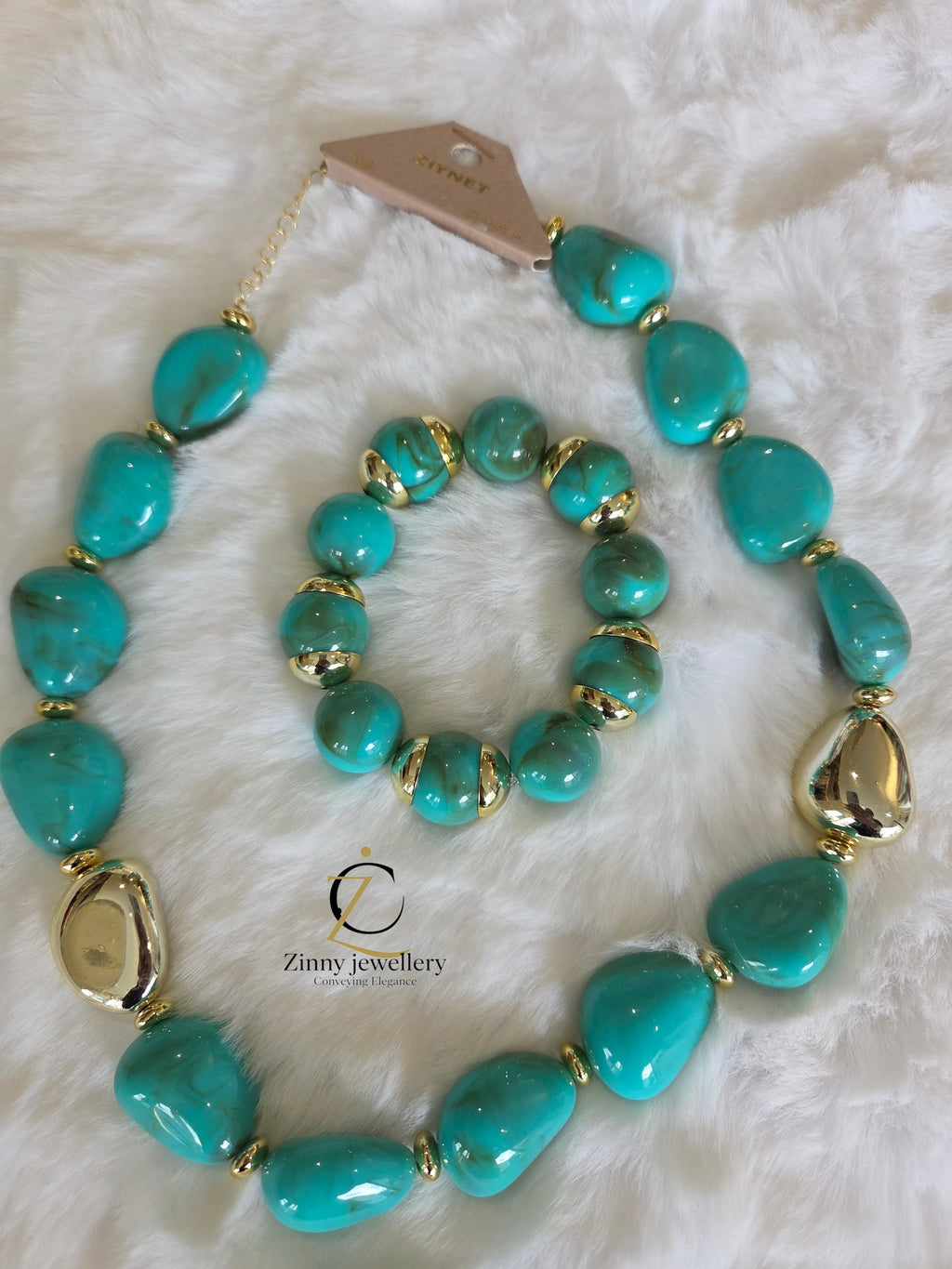 High-quality jewelry sets with shiny, colorful pearls and elegant gold-colored accents – perfect for a stylish and luxurious look.